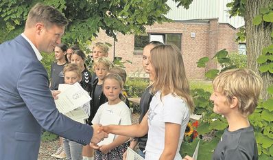 Bürgermeister Kim Fürwentsches gratuliert Nala Fohgrub, die im Einrad-Freestyle erfolgreich war.