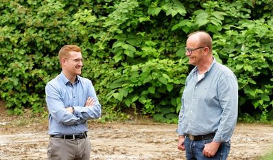Ortsbürgermeister Dirk Stelling vor Ort im Gespräch mit Jacobs-Geschäftsführer Ingo Jeschke.