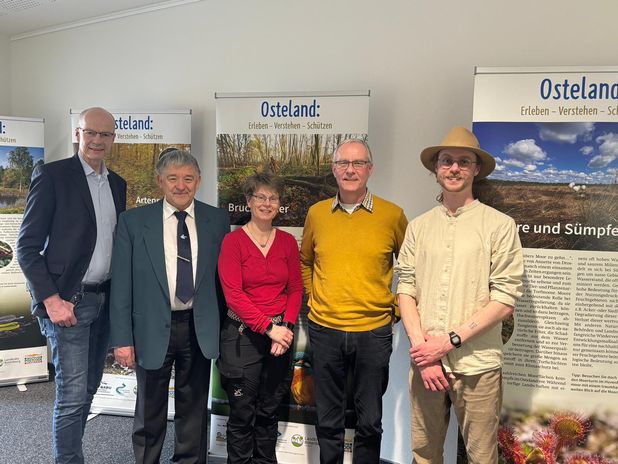 Bei der Eröffnung der Ausstellung waren vor Ort: (v. l.) Walter Lemmermann, Reinhard Lindenberg, Sarina Pils, Gerhard Kahrs und Jan-Hauke Jannssen.