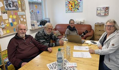 Grüne Vertreter des Bremervörder Ortsverbandes am Tisch mit Sabine Schneider (3. v. li.).