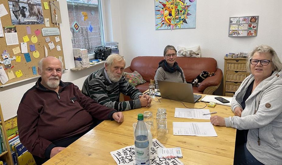 Grüne Vertreter des Bremervörder Ortsverbandes am Tisch mit Sabine Schneider (3. v. li.).