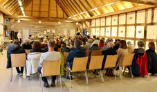 Bei der jüngsten Info-Veranstaltung zum geplanten Hospiz in Worpswede äußerten Nachbarn des ehemaligen Hotel Bonner ihren Unmut.