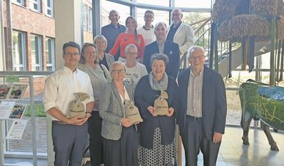(v.l.) Kevin Schwarz (DLRG Osterholz), Stephanie Thiele (Osterholzer und Schwaneweder Tafel) und Dr. Inga von Ahsen (Lilienthaler Tafel e.V.) freuen sich über die Spendengelder.