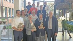 (v.l.) Kevin Schwarz (DLRG Osterholz), Stephanie Thiele (Osterholzer und Schwaneweder Tafel) und Dr. Inga von Ahsen (Lilienthaler Tafel e.V.) freuen sich über die Spendengelder.