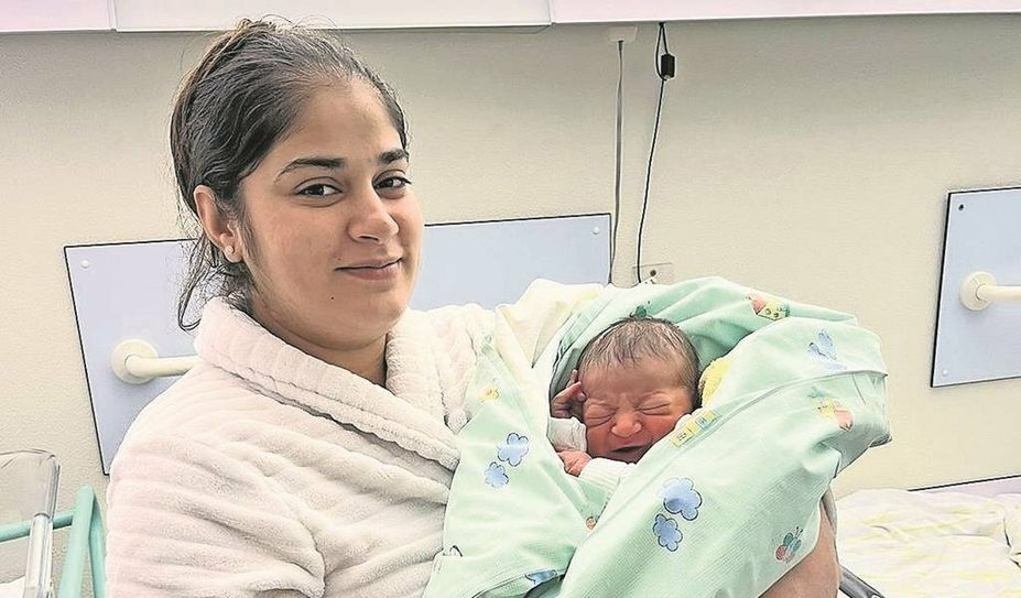 Mama Ilona DeRosa präsentiert stolz ihren Neuzuwachs Leonard.