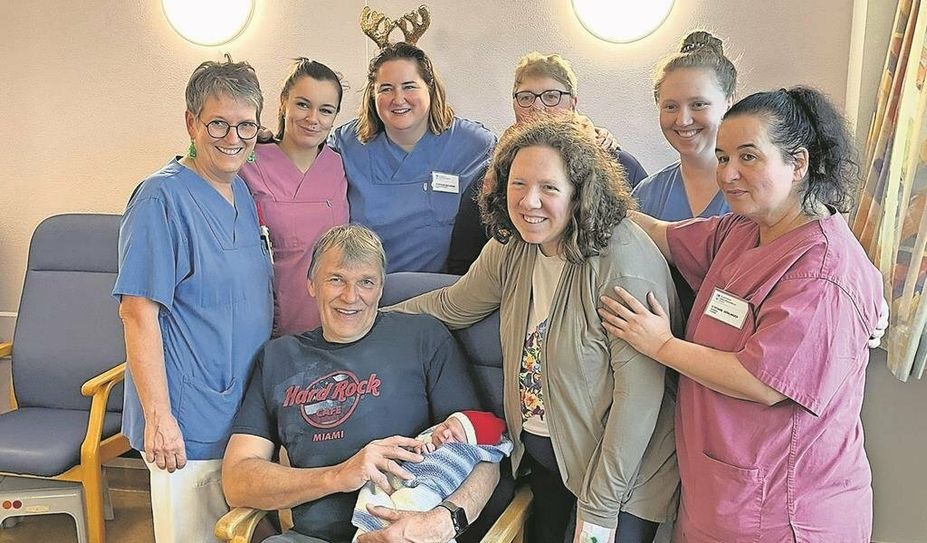 Das Team der Station 1 und des Kreißsaals gratulieren und freuen sich mit den Eltern (Mitte).