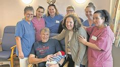 Das Team der Station 1 und des Kreißsaals gratulieren und freuen sich mit den Eltern (Mitte).