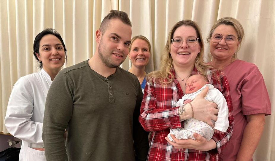 Assistenzärztin Fahime Valipour (l.), Hebamme Gabriela Rogalski (r.) und Schwester Alena Dück von der Wochenstation gratulieren
