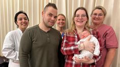 Assistenzärztin Fahime Valipour (l.), Hebamme Gabriela Rogalski (r.) und Schwester Alena Dück von der Wochenstation gratulieren