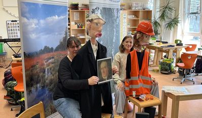 Moorkommissar“ Jürgen Christian Findorff begegnet einem Landvermesser aus dem heutigen Teufelsmoor: Corinna Ahrensfeld (li.) und Schülerpraktikantin Charlotte Lühmann von der BioS
