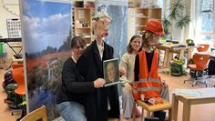 Moorkommissar“ Jürgen Christian Findorff begegnet einem Landvermesser aus dem heutigen Teufelsmoor: Corinna Ahrensfeld (li.) und Schülerpraktikantin Charlotte Lühmann von der BioS