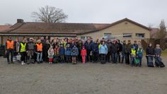Die Helfer:innen beim Landschaftsputz in Elm.