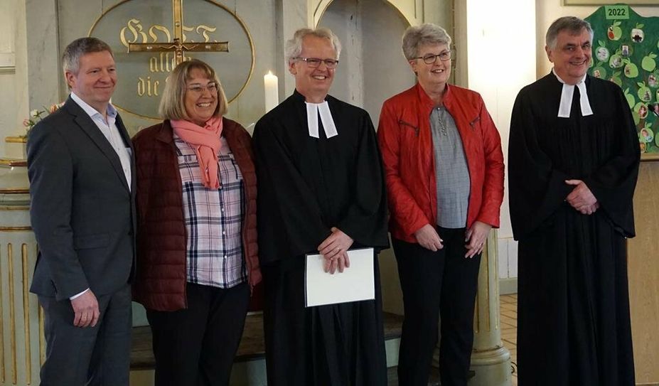 Mit Mut und Zuversicht tritt Pastor Dieter Klee (Mitte) seine neue Pfarrstelle in Gnarrenburg an. Manfred Thoden (v. re.), Schwester Angela Rotermund, Ehefrau Gudrun und sein langjähriger Freund Mathias Fitschen gratulierten.