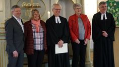 Mit Mut und Zuversicht tritt Pastor Dieter Klee (Mitte) seine neue Pfarrstelle in Gnarrenburg an. Manfred Thoden (v. re.), Schwester Angela Rotermund, Ehefrau Gudrun und sein langjähriger Freund Mathias Fitschen gratulierten.