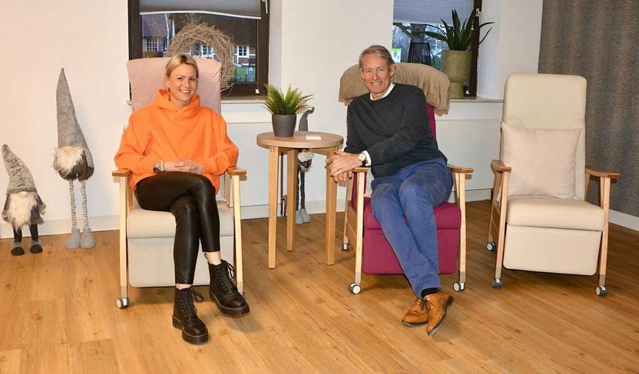 Geschäftsführerin Wendy Admiraal und Immobilienbesitzer Dr. Thies Boysen in einem der hellen Wohlfühlräume.