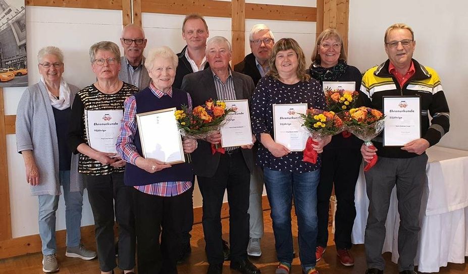 Ortsvorsitzende Marion Zebralla-Fischer (vorne links) und Stellvertreter Walter Dammann (hinten links) mit Geehrten.