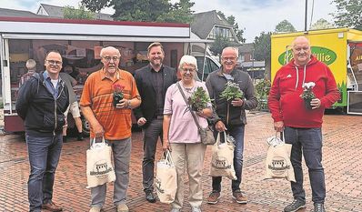 Bürgermeister Marc Breitenfeld (3. v. li.) übergab die Preise an die Schätzspielgewinner:innen.