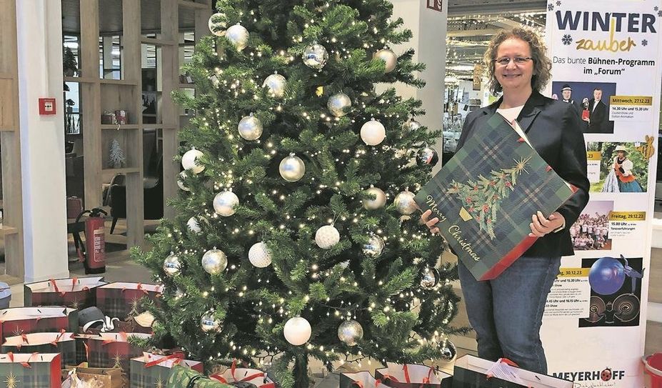 Jana Techentin-Franck vom Seniorenheim war im Namen aller Senioren vor Ort, um die Geschenke anzunehmen.