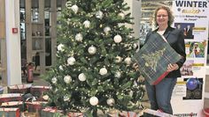 Jana Techentin-Franck vom Seniorenheim war im Namen aller Senioren vor Ort, um die Geschenke anzunehmen.