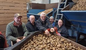 Die Worpsweder Perle hat der Lilienthaler Tafel 20 Tonnen überschüssige Kartoffeln gespendet, die eigenhändig sortiert wurden.