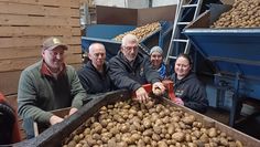 Die Worpsweder Perle hat der Lilienthaler Tafel 20 Tonnen überschüssige Kartoffeln gespendet, die eigenhändig sortiert wurden.