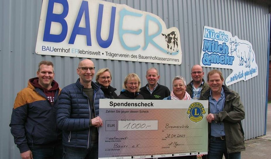 Der Lions Club überreichte dem Förderverein BAUER e.V. einen symbolischen Scheck.