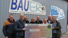 Der Lions Club überreichte dem Förderverein BAUER e.V. einen symbolischen Scheck.