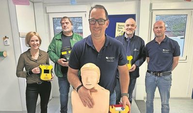 Die Mitarbeitenden von help2do freuen sich, das Training mit den Defibrillatoren durchzuführen.