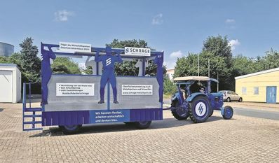 Der blaue Wagen sieht nicht nur schick aus, er wurde auch in liebevoller Arbeit des ganzen Teams angefertigt.