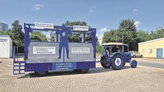 Der blaue Wagen sieht nicht nur schick aus, er wurde auch in liebevoller Arbeit des ganzen Teams angefertigt.