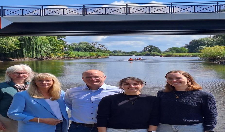 Auf der Steganlage hinter dem Hamme Forum: (v. l.) Regine Schäfer, Prof. Dr. Renate Freericks, Elmar Schäfer, Geschäftsführer RTV, Hannah Behmer, Amelie Alberts.