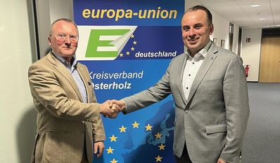 Marcus Oberstedt (rechts im Bild) war 20 Jahre lang Vorsitzender der Europa Union im Landkreis. Jörg Struckmeier ist sein Nachfolger.