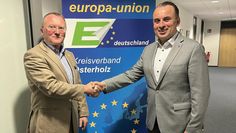 Marcus Oberstedt (rechts im Bild) war 20 Jahre lang Vorsitzender der Europa Union im Landkreis. Jörg Struckmeier ist sein Nachfolger.