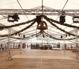 Bevor die Party steigt, wird die Erntekrone im Festzelt aufgehängt.