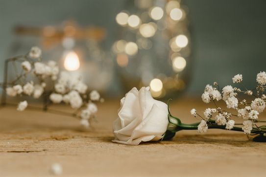 Bei der Grabpflege gibt es viele Möglichkeiten. Es gibt zwar Vorschriften, aber Gärtnereien und Friedhofsverwaltung helfen gern weiter und beraten über optimale Begrünung. Foto: AdobeStock/Ruckszio
