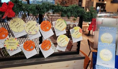 In vielen Lilienthaler Geschäften sind ab sofort die Sterntaler zu finden. Wer einen Taler pflückt, kann damit einen Weihnachtswunsch erfüllen. Foto: eb