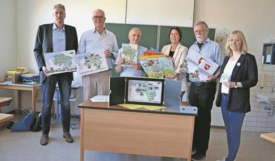 Stephan Meyer (v. li.), Heiko Block, Hans-Hinrich Kahrs, Evelyn de Vries, Reinhard Goltz und Alexandra Schwiering zeigen stolz die neuen plattdeutschen Unterrichtsvorlagen.