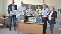 Stephan Meyer (v. li.), Heiko Block, Hans-Hinrich Kahrs, Evelyn de Vries, Reinhard Goltz und Alexandra Schwiering zeigen stolz die neuen plattdeutschen Unterrichtsvorlagen.