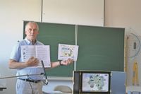 Projekt-Initiator Hans-Hinrich Kahrs zeigt Teile des Papiertheaters.