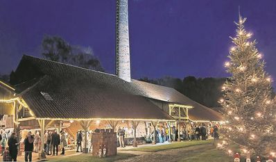 Kunsthandwerker locken mit ihren selbst angefertigten Produkten auf das Gelände der Ziegelei Pape.