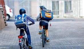Gibt es einen benutzungspflichtigen Radweg, müssen Kinder ab dem 10. Lebensjahr diesen auch nutzen. Zwischen dem 8. und 10. Geburtstag dürfen sie wahlweise Gehweg oder Radweg nutzen.