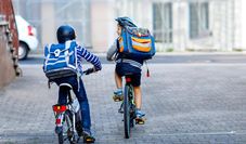 Gibt es einen benutzungspflichtigen Radweg, müssen Kinder ab dem 10. Lebensjahr diesen auch nutzen. Zwischen dem 8. und 10. Geburtstag dürfen sie wahlweise Gehweg oder Radweg nutzen.