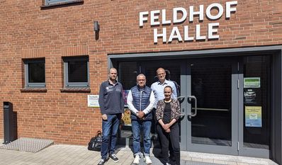 Die Klimaschutzmanager Birger Auffart (Schiffdorf), Dr. Thomas Hollands (Beverstedt) und Ann-Christin Wengel (Hagen im Bremischen) mit dem Energieberater der Verbraucherzentrale Niedersachsen (Mitte) vor der Feldhofhalle in Beverstedt.