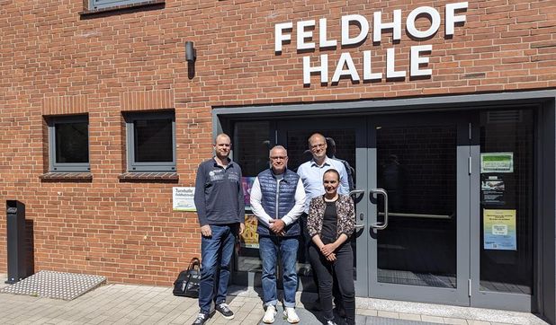 Die Klimaschutzmanager Birger Auffart (Schiffdorf), Dr. Thomas Hollands (Beverstedt) und Ann-Christin Wengel (Hagen im Bremischen) mit dem Energieberater der Verbraucherzentrale Niedersachsen (Mitte) vor der Feldhofhalle in Beverstedt.