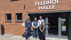 Die Klimaschutzmanager Birger Auffart (Schiffdorf), Dr. Thomas Hollands (Beverstedt) und Ann-Christin Wengel (Hagen im Bremischen) mit dem Energieberater der Verbraucherzentrale Niedersachsen (Mitte) vor der Feldhofhalle in Beverstedt.
