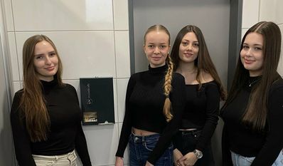 Eileen Brinkwirth, Victoria Denell Omann, Jette Nieke Overzet und Nele Hackmann haben den Tamponspender von der Firma periodically organisiert.