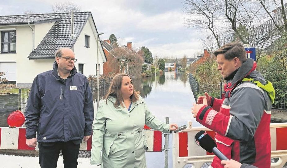 Beim Anblick der Schützenhalle  wird das Ausmaß des Hochwassers sichtbar.