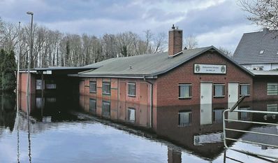 Beim Anblick der Schützenhalle  wird das Ausmaß des Hochwassers sichtbar.