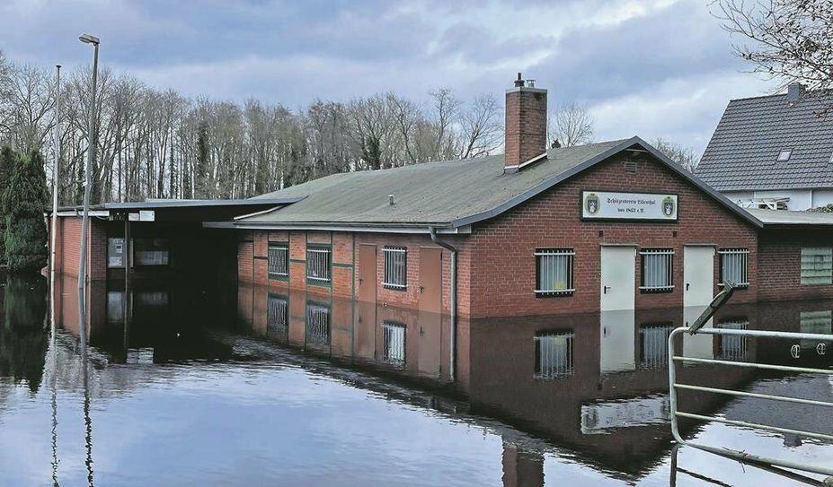 Beim Anblick der Schützenhalle  wird das Ausmaß des Hochwassers sichtbar.
