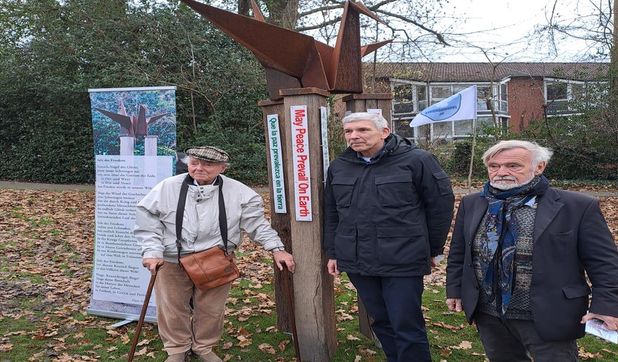 (v. l.) Klaus Schikore, Bürgermeister Torsten Rohde und Klaus Lies vom Friedensbündnis OHZ, bei der Einweihung des Friedenspfahls.